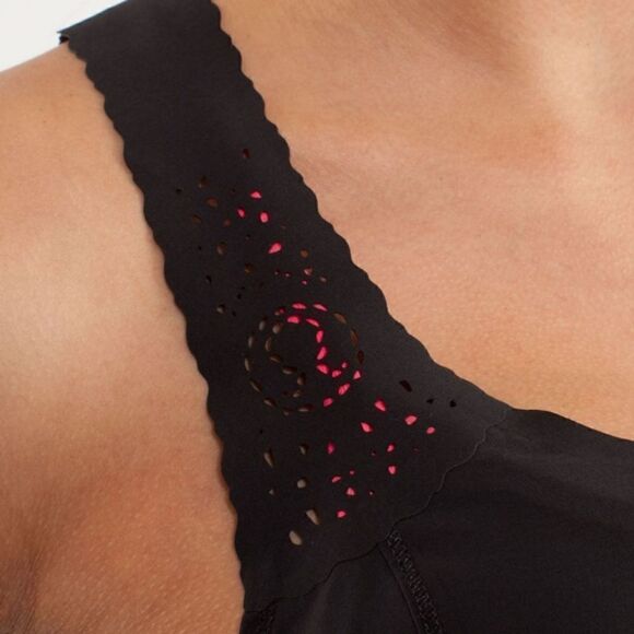 Lululemon Run a Marathon Singlet in Black - Picture 5 of 8